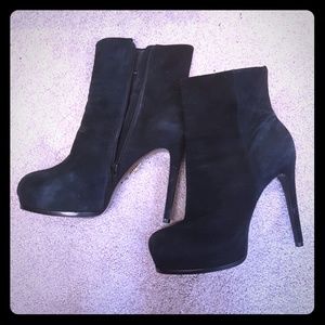 Pour la Victoire black suede platform booties